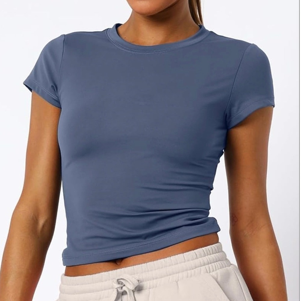 Wild Fable Crewneck tshirt top stretchy workout casual flattering